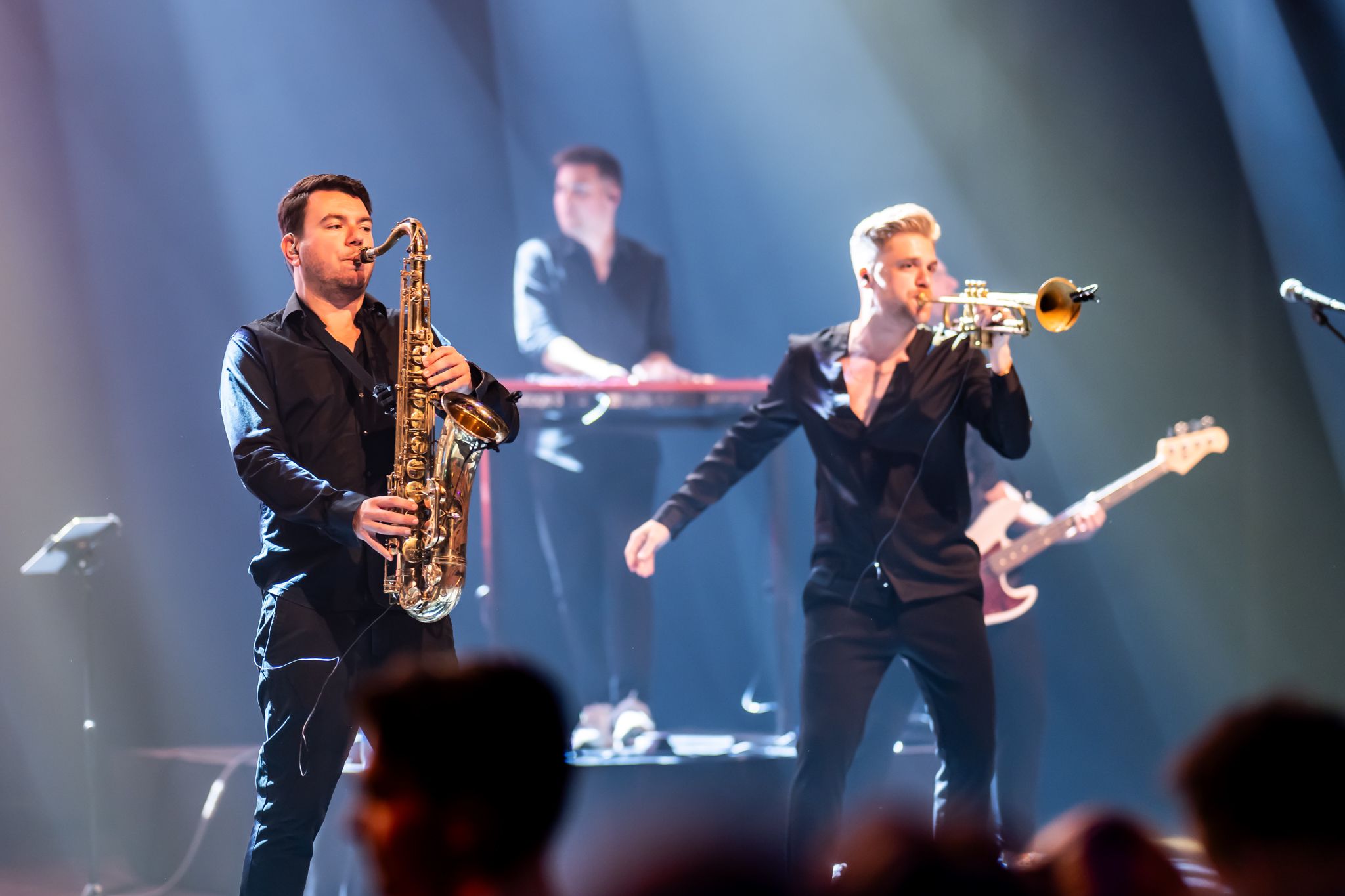 David Romanello speelt saxofoon tijdens een optreden met Boomerang