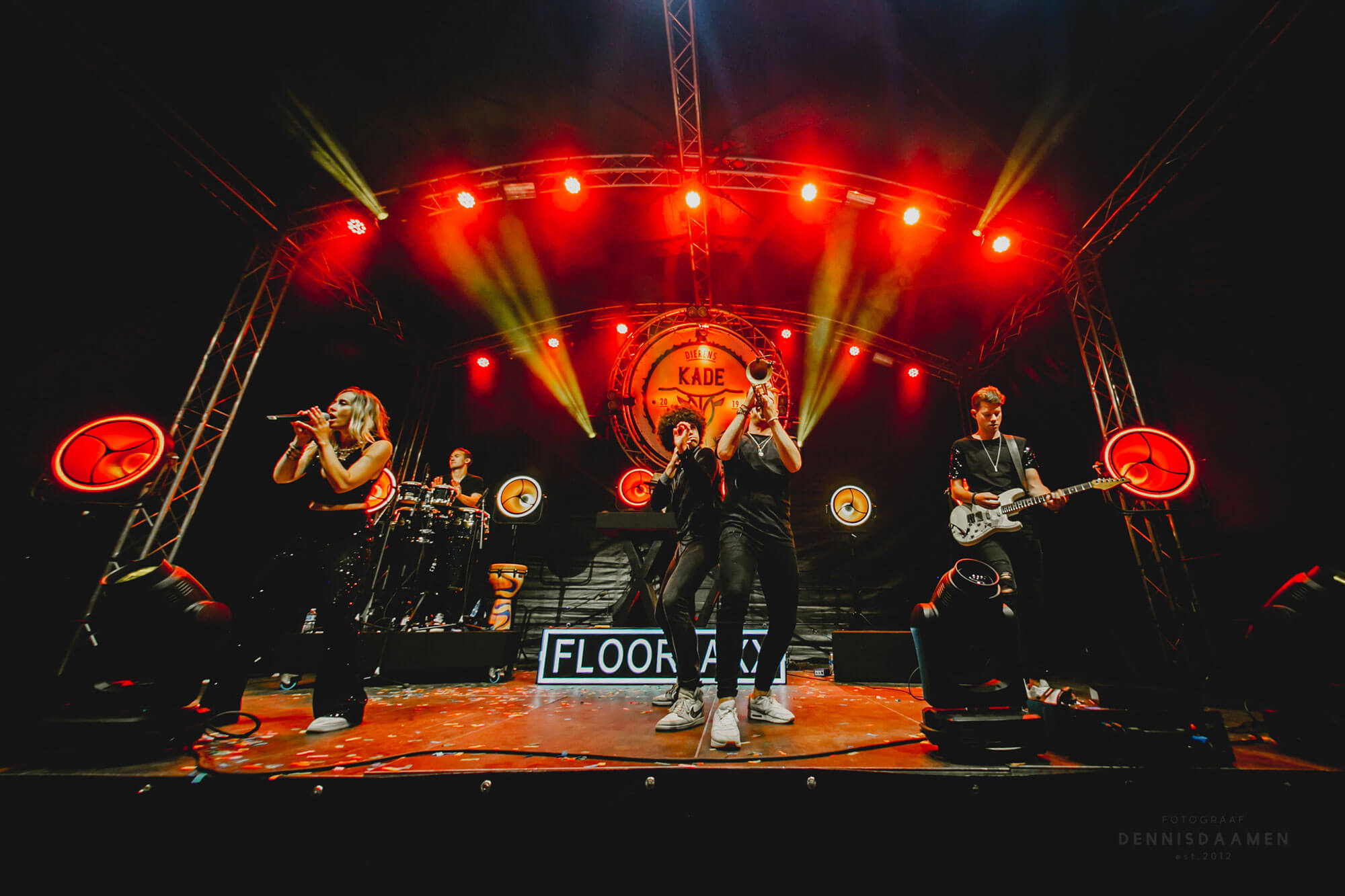 David Romanello speelt saxofoon tijdens een optreden met Floorjaxx