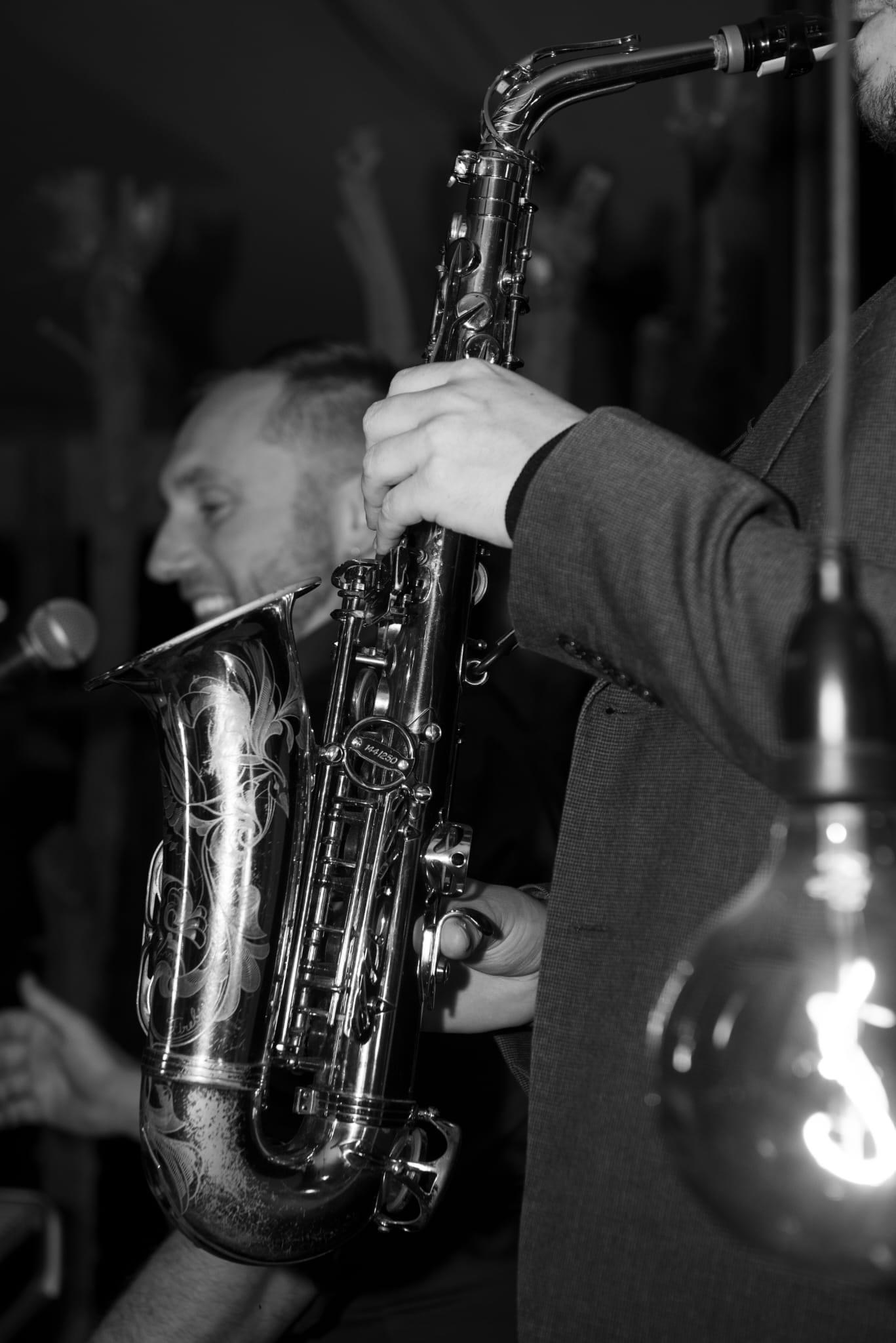 David Romanello speelt saxofoon met Dirty Harrie Jazzband