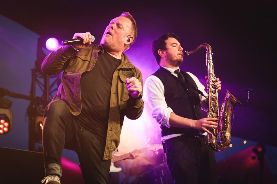 David Romanello speelt saxofoon tijdens een liveoptreden