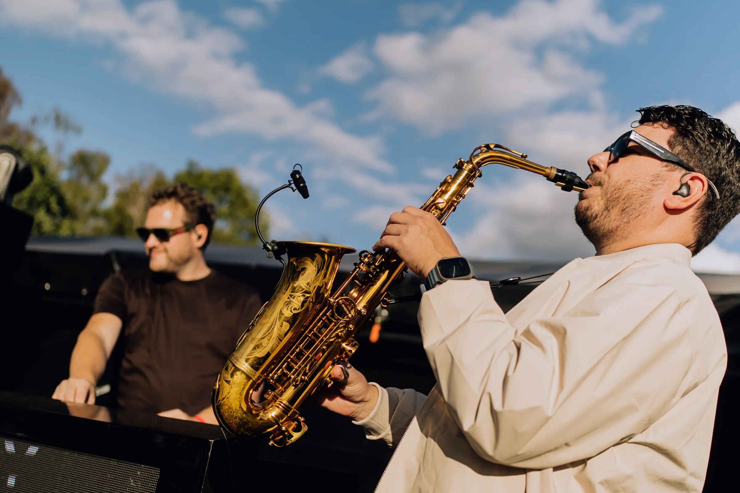 David Romanello speelt saxofoon tijdens een buitenoptreden