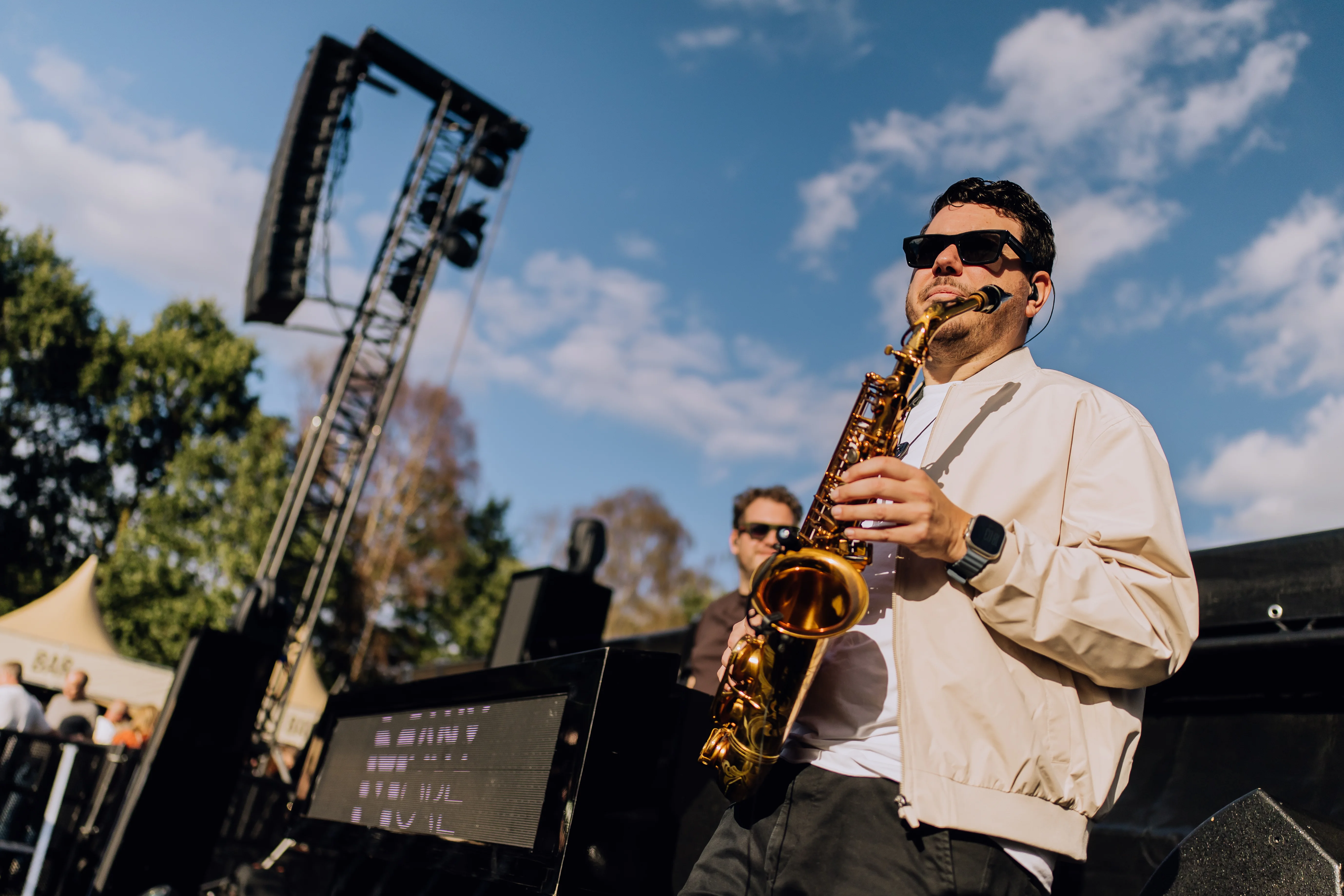 David Romanello speelt saxofoon op een buitenpodium