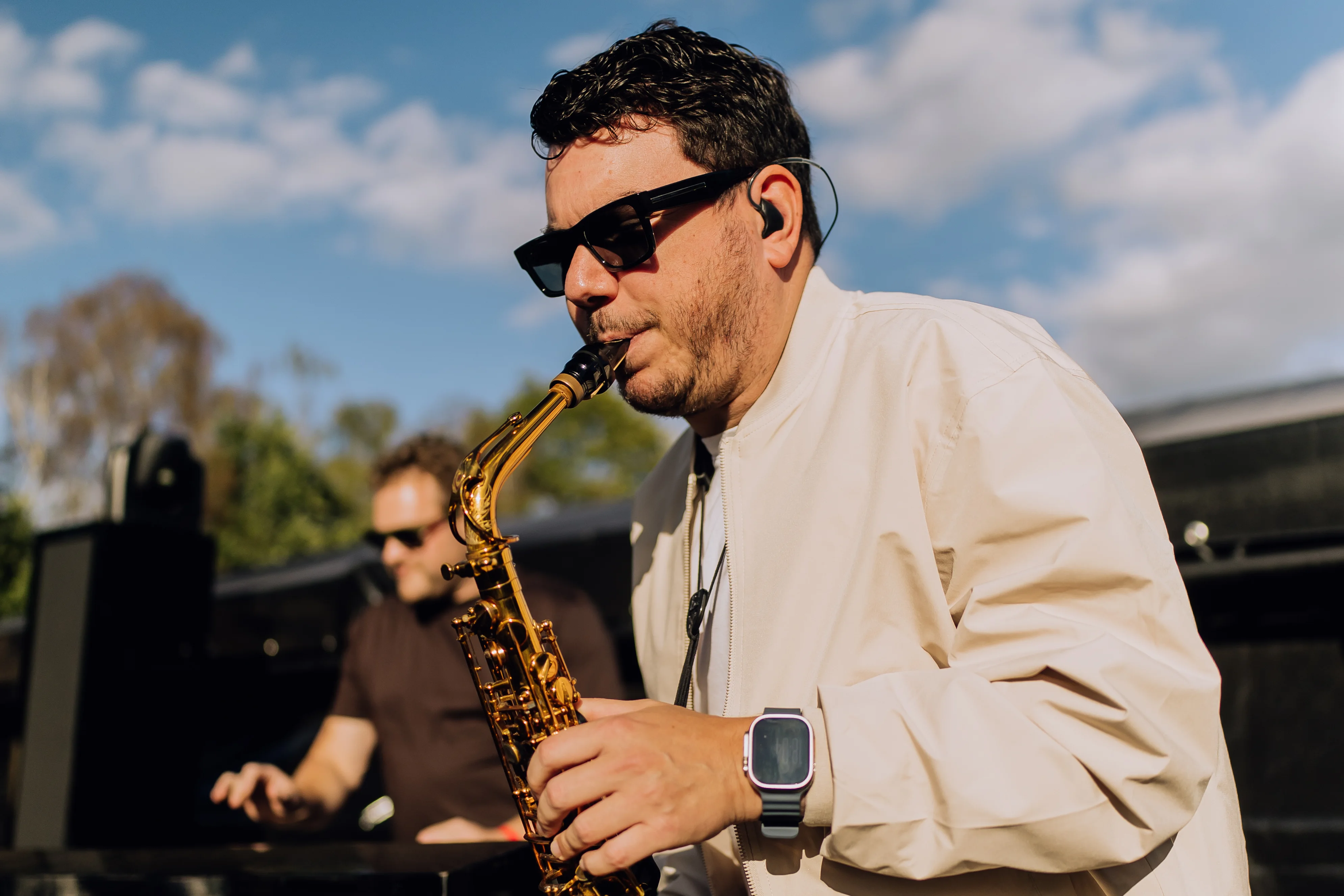 David Romanello speelt altsaxofoon tijdens een liveoptreden