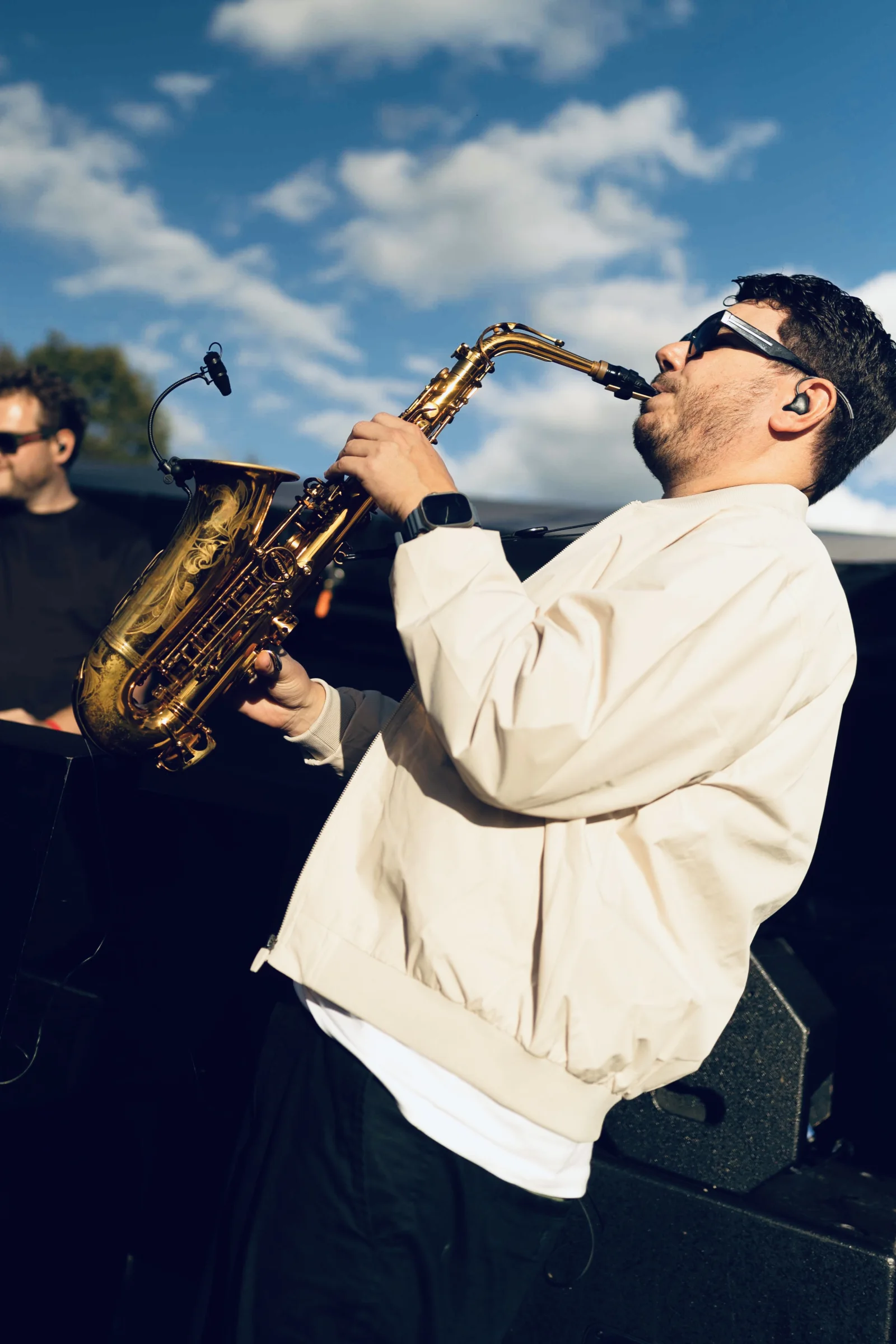 David Romanello speelt saxofoon op een buitenpodium