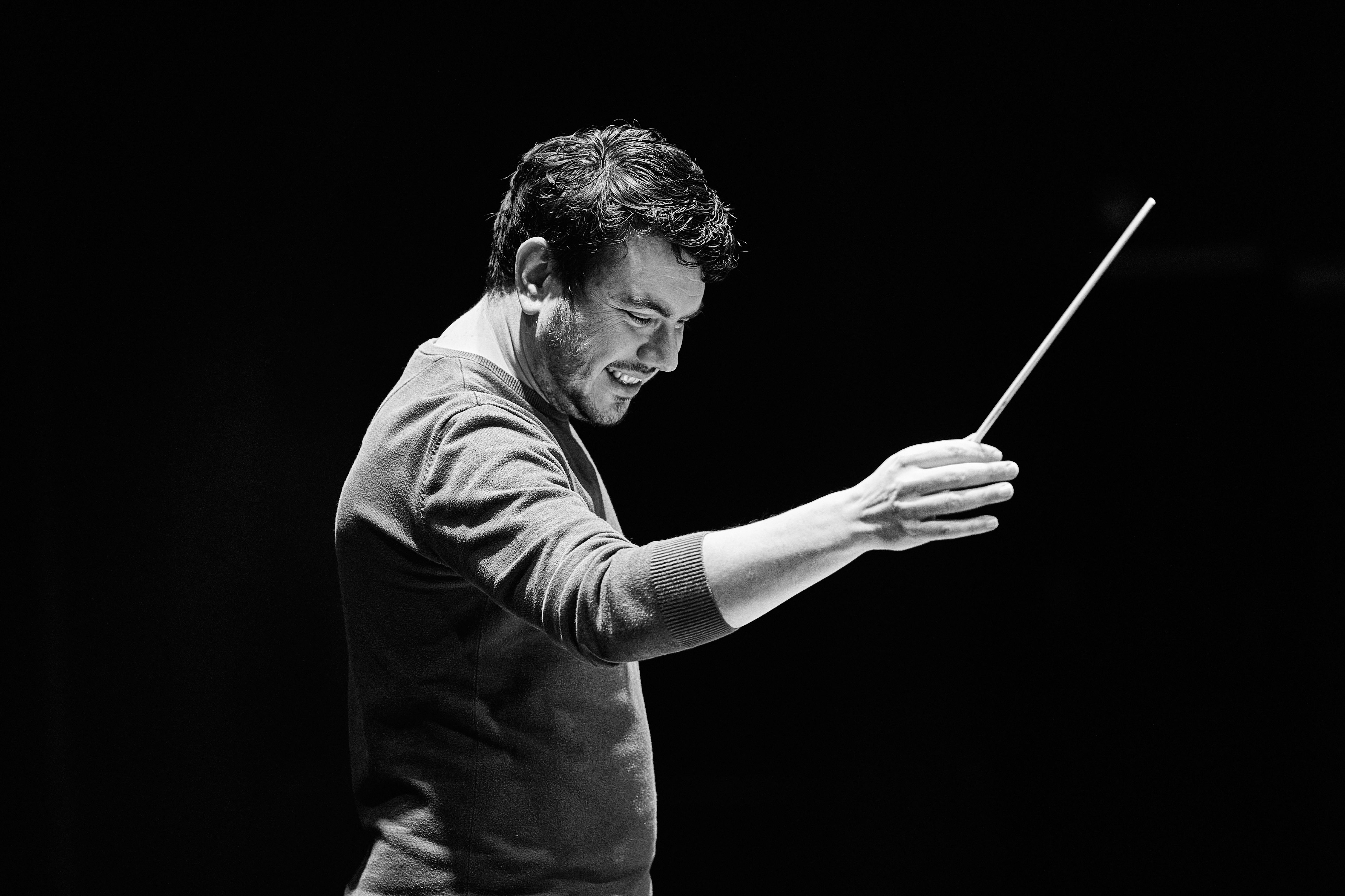 David Romanello dirigeert een orkest